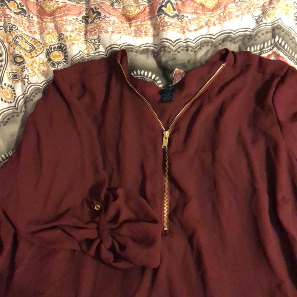 Rue 21 Maroon and gold zip up blouse